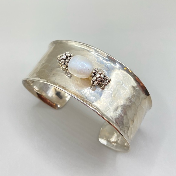 Vintage Silpada Hammered Sterling Silver Pearl Cuff Bracelet - Picture 1 of 8
